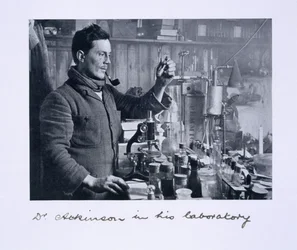 Dr. Atkinson in seinem Labor, aus 